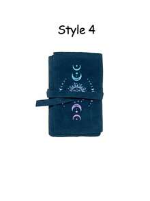 这款天鹅绒塔罗牌收纳袋，印有日月图案，采用蓝紫双色设计，抽绳封口，柔软的布料保护套，便携式卡包，适合存放塔罗牌和小物件。这款塔罗牌收纳袋可以保护卡片和物品，是馈赠亲朋好友的理想礼物，也适合生日、周年纪念日、圣诞节和复活节等场合。 - 彩色 - 查看 10