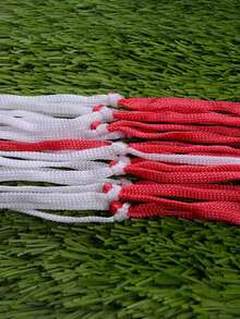 1 szt. Pogrubiona siatka na piłki sportowe, czerwono-biała [Duża siatka] Duża, pojemna siatka do koszykówki | 1 szt., odważna, do koszykówki, siatkówki, piłki nożnej, tenisa i piłek do sportów na świeżym powietrzu. Mieści 10-20 piłek lub siatkową torbę do przechowywania sprzętu sportowego. Trwała konstrukcja, idealna na szkolne boiska sportowe.