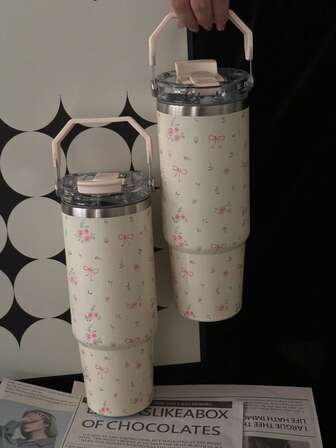 1 Stück 900ml Violett und Rosa Rose Schleife Muster Wassertasse, Edelstahl Großraum Eistee Tasse mit Griff, tragbare Outdoor Reise Wassertasse, sehr geeignet für Zuhause, Büro, Geschenke für Familie und Freunde, Weihnachtsgeschenke