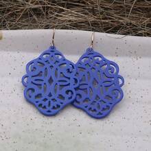 1 对波西米亚风丙烯酸树脂镂空复古图案耳环，适合女士日常佩戴