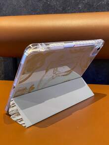 Este estuche para tableta presenta una carcasa dura transparente combinada con una tapa frontal magnética y plegable. Es delgado, ligero y portátil, equilibrando la estética con la practicidad. El diseño se inspira en el estilo vaquero occidental, con elementos dibujados a mano como botas de vaquero, sombreros de vaquero, guitarras y figuras de vaquero, emanando un fuerte ambiente retro y encarnando un espíritu de libertad, tranquilidad y aventura.