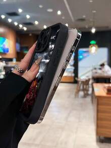 Funda para teléfono Stormy Rooster Showdown con diseño Element, compatible con iPhone 16, 15, 14 Pro Max, 13, 12, 11, XR y XS Plus. Fabricada en silicona TPU, ofrece protección contra golpes y caídas, además de una excelente sensación al tacto. Es el regalo ideal para familiares, amigos y seres queridos.