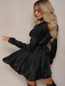 Vestido mini de satén con escote profundo y lazo en la espalda - Negro - Ver 4