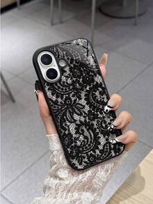 这款黑色蕾丝花卉图案时尚手机壳，饰以精致的蕾丝花纹，每个细节都栩栩如生，仿佛将真实的蕾丝纹理完美地复制到了手机壳上。错综复杂的花卉图案，无论是出席正式场合还是日常出行，都能瞬间让您的苹果手机成为众人瞩目的焦点，展现您独特的品味和优雅的风格。春季派对礼物之选。 - 黑色 - 查看 4