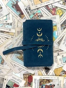 这款天鹅绒塔罗牌收纳袋，印有日月图案，采用蓝紫双色设计，抽绳封口，柔软的布料保护套，便携式卡包，适合存放塔罗牌和小物件。这款塔罗牌收纳袋可以保护卡片和物品，是馈赠亲朋好友的理想礼物，也适合生日、周年纪念日、圣诞节和复活节等场合。 - 彩色 - 查看 4