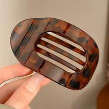 1pc Flat Round Hair Clip, Suitable For Bun Hairstyle, Hair Claw Design, Elegant Hair Accessory For Women, Floral Pattern, Random Design, Claw Clips, Hair Claws, Clips For Hair, Hair Slide, Hair Barrettes