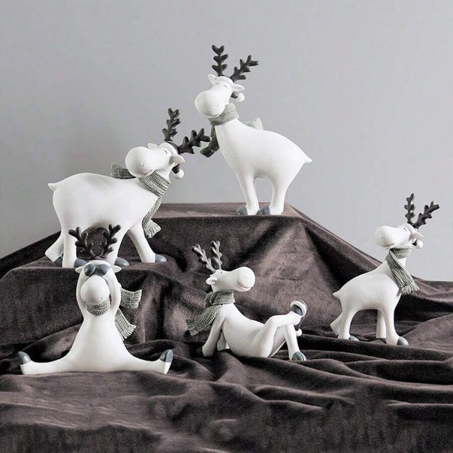 A Rustic-Style Resin Reindeer Figurine, Featuring An Adorable Split Cartoon Deer Design. Perfect As Festive Desktop Decor For Rooms And Retail Displays, And An Ideal Christmas Holiday Gift.