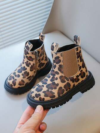 1 Pair Toddler/Kids Fashionable Leopard Print Boots, Girls Short Boots, Boys School Casual Sneakers, Comfortable Lining, Chain Design For Easy On/Off, EVA Sole, Suitable For Casual And School Uniforms, All Seasons