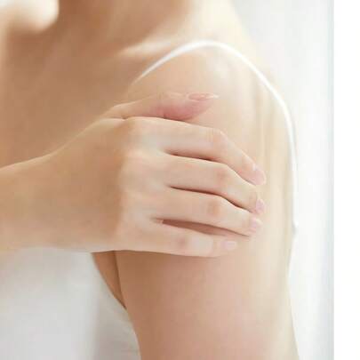 深层滋养，清爽不油腻！身体护理精华，为全身肌肤补充水分，焕发活力。