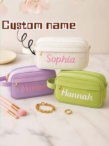 1 Peça Caixa de Lápis Personalizada de Volta às Aulas e Presente de Aniversário para Meninas, Caixa de Lápis Personalizada (Bordada Personalizada), Caixa de Lápis com Letra, e Bolsa de Lápis de Corduroy Personalizada (Suporte para Personalização de Nome), Bolsa de Lápis com Letra, Também com Bolsa de Higiene Prática, Bolsa de Armazenamento de Materiais Escolares. Toda a série se concentra em um senso de exclusividade, com personalização de nome/letra para mostrar a singularidade.