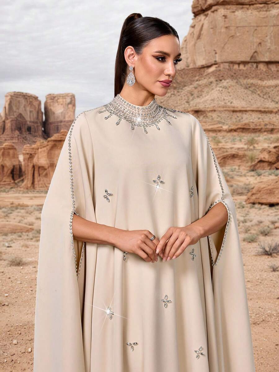 Đầm maxi nữ cổ đứng màu trơn, đính đá và ngọc trai giả cầu kỳ, cổ áo trang trí bằng ngọc trai giả, tay áo dài xẻ tà, kiểu dáng thanh lịch, phù hợp cho nhiều dịp và tiệc tùng, kỳ nghỉ xuân. - Màu be - Xem 1