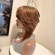 Krótkie peruki Pixie Cut dla czarnoskórych kobiet z ludzkich włosów w kolorze czarnym, czekoladowym brązie, czarnym z bordowym. Prosta peruka Pixie Cut dla czarnoskórych kobiet. Krótkie peruki warstwowe. W pełni maszynowo wykonane peruki Pixie z ludzkich włosów do codziennego użytku. Modna peruka bez koronki z przodu. Warstwowe krótkie peruki z długą grzywką.