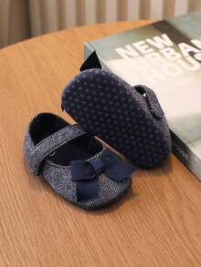 1 双女童面料可爱蝴蝶结设计平底休闲布鞋，适合春秋季