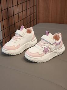 1双可爱星星爱心装饰儿童休闲厚底运动鞋，适合日常穿着、上学、运动，四季皆宜