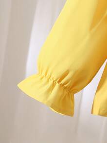 两件套女童休闲牛仔套装，舒适百搭，包含荷叶边袖衬衫和花卉刺绣牛仔裤，春夏新品 - 彩色 - 查看 4