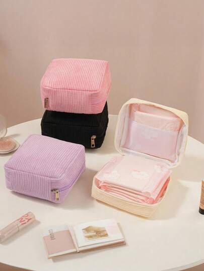 Pungi colorate pentru depozitarea tampoanelor, pungi roz pentru depozitarea absorbantelor igienice, pungi portabile pentru depozitarea absorbantelor igienice de mare capacitate, în stil simplu, a pantalonilor scurți, a căptușelilor și a tampoanelor. O alegere excelentă pentru fetele care ies în oraș. Pungi de machiaj din seria cu dungi, călătorii de vacanță, rechizite școlare, necesități de călătorie. Pungile de machiaj sunt foarte potrivite pentru a fi plasate în genți de mână.