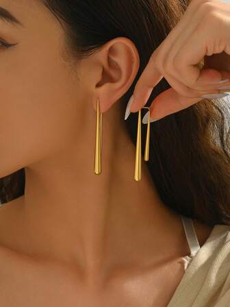 1 par de pendientes minimalistas de barra dorada, diseño metálico simple y elegante, la forma alargada agrega un encanto único a los oídos