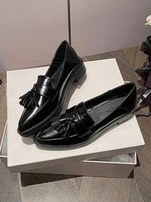 女士黑色厚底乐福鞋，尖头套脚流苏牛津鞋，学院风，适合34-42码大码，春、夏、秋、冬四季皆可穿着。