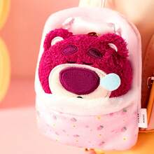 Miniso 皮克斯抱抱熊洛索甜蜜夢鄉雙鏈娃娃掛飾。洛索在粉紅色「床」上安然入睡，雙鏈設計方便懸掛，可用作室內裝飾和包包配件（1個）。 - 彩色 - 查看 5