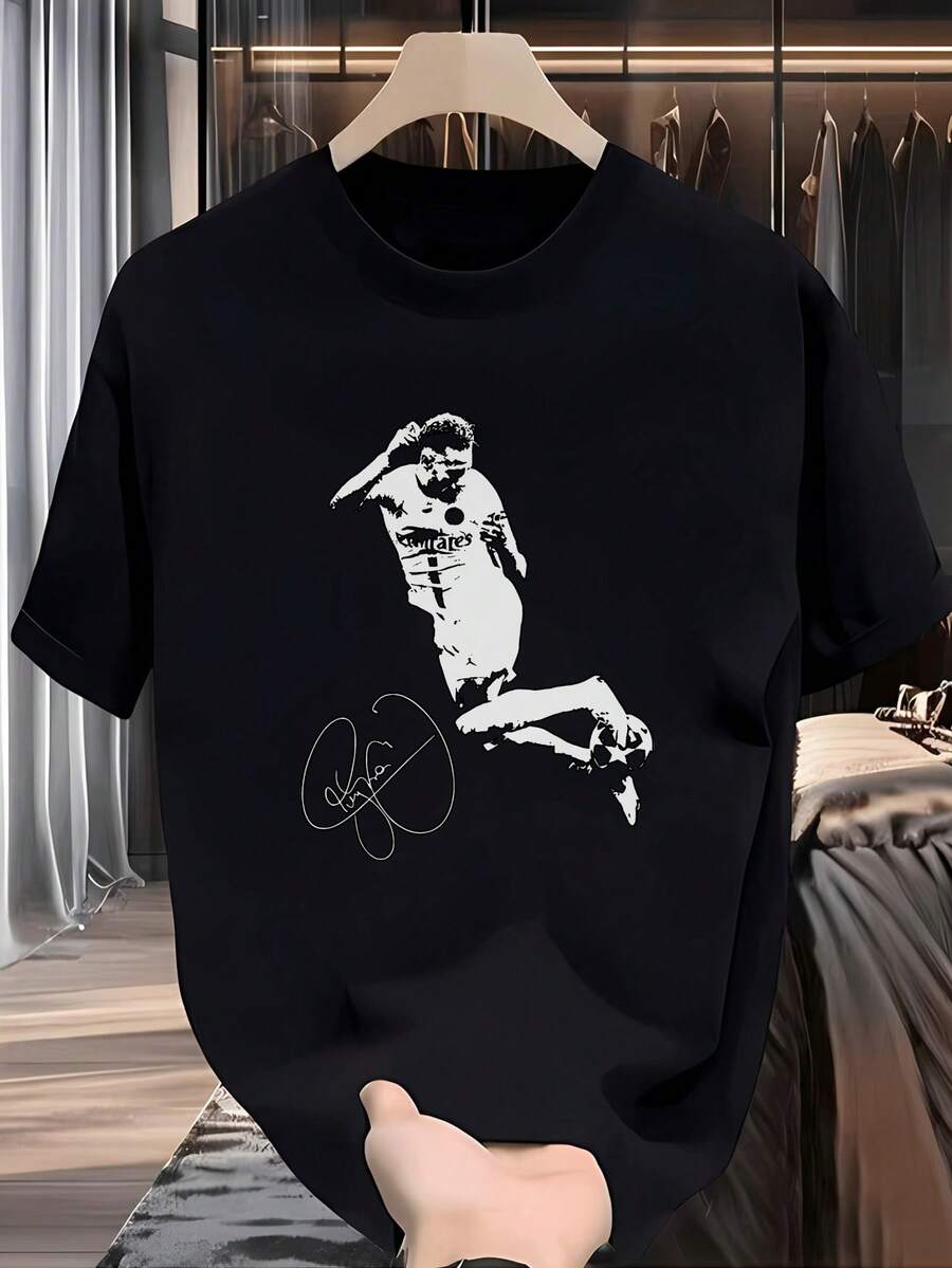 Camiseta gráfica de silueta de jugador de fútbol para hombres - Camiseta casual negra de cuello redondo con estampado atlético blanco, poliéster suave y elástico, lavable a máquina, perfecta para todas las estaciones, ropa para fanáticos del deporte| Camiseta de cuello redondo| Fi cómodo. - Negro - Ver 1