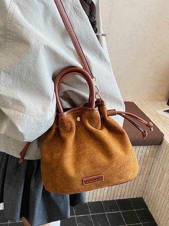 2025初秋至初冬绒面水桶包，小众设计复古棕色迷你水桶包，时尚手提包，适合初中/高中/大学生的学院风，磁吸抽绳开合，适合日常通勤、逛街