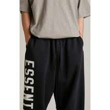 Essentials Pantalones de chándal holgados de felpa gruesa negros - Negro - Ver 5