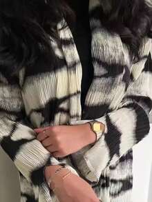 一件黑白褶皱阿巴雅长袍，弹力时尚，经典百搭，适合穆斯林女性日常祈祷穿着。 - 彩色 - 查看 4