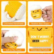 一套“用正能量振奋精神”钩针编织品，包括一个情绪钩针娃娃、一个可爱的钩针土豆伙伴娃娃、一张正能量卡片和一个趣味玩笑礼物（啤酒），适合作为送给闺蜜、女老师的生日礼物，送给朋友的手工心理健康礼物，以及送给祖父母、父母和青少年的励志礼物。也可作为节日、生日、母亲节礼物送给男士、女士、朋友、女儿！ - 彩色 - 查看 4