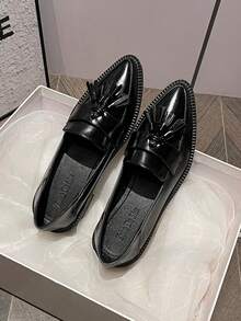 女士黑色厚底乐福鞋，尖头套脚流苏牛津鞋，学院风，适合34-42码大码，春、夏、秋、冬四季皆可穿着。