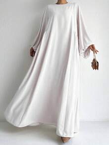 一件柔软透气亲肤的褶皱设计时尚百搭女式长袍，适合日常穿着。