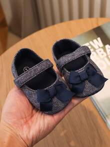 1 双女童面料可爱蝴蝶结设计平底休闲布鞋，适合春秋季