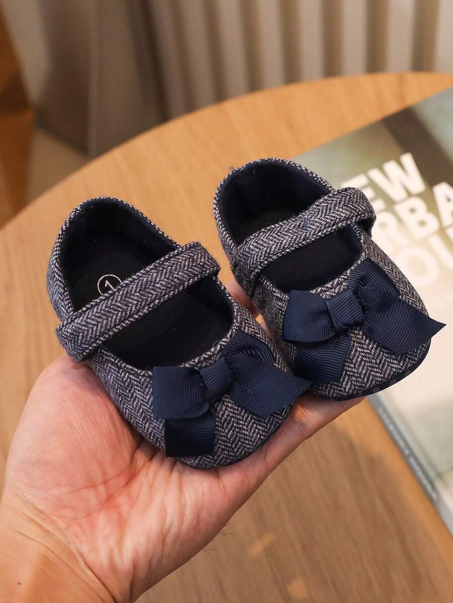 1 双女童面料可爱蝴蝶结设计平底休闲布鞋，适合春秋季