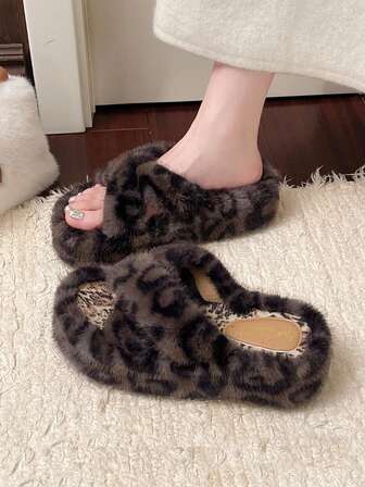 Pantuflas de plataforma con estampado de leopardo y pelaje esponjoso para mujer, para uso en exteriores, pantuflas de piel sintética cálidas y de moda, Colección Otoño/Invierno 2025