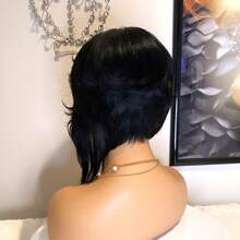 Krótkie peruki Pixie Cut dla czarnoskórych kobiet z ludzkich włosów w kolorze czarnym, czekoladowym brązie, czarnym z bordowym. Prosta peruka Pixie Cut dla czarnoskórych kobiet. Krótkie peruki warstwowe. W pełni maszynowo wykonane peruki Pixie z ludzkich włosów do codziennego użytku. Modna peruka bez koronki z przodu. Warstwowe krótkie peruki z długą grzywką.