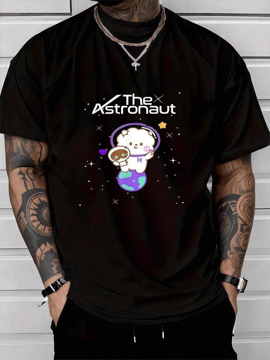 Auf diesem Shirt ist ein niedlicher B?r in einem Raumanzug zu sehen der auf einem Planeten steht und ein Astronautenhelm in der Hand h?lt umgeben von Sternen. Das Shirt ist ideal für alle Weltraumfans. Schwarzes Herren Shirt 138