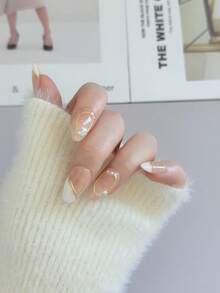 10片杏仁形手工压花假指甲，短款，白色，裸色，法式，金线勾勒装饰，珍珠，卡通可爱款，适合派对、舞会和日常佩戴。春夏秋冬四季通用，全覆盖式按压假指甲，四季美甲DIY，美甲用品，可拆卸可重复使用，附赠美甲工具套装，女士最佳礼物。手工制作的按压式假指甲。 - 彩色 - 查看 3