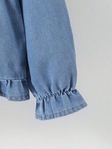 2件組女童時尚短款娃娃風喇叭袖花卉刺繡牛仔長袖上衣與荷葉邊飾中藍色牛仔長褲套裝，秋季薄款短上衣 - 中等水洗藍 - 查看 5