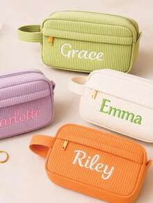 1 Peça Caixa de Lápis Personalizada de Volta às Aulas e Presente de Aniversário para Meninas, Caixa de Lápis Personalizada (Bordada Personalizada), Caixa de Lápis com Letra, e Bolsa de Lápis de Corduroy Personalizada (Suporte para Personalização de Nome), Bolsa de Lápis com Letra, Também com Bolsa de Higiene Prática, Bolsa de Armazenamento de Materiais Escolares. Toda a série se concentra em um senso de exclusividade, com personalização de nome/letra para mostrar a singularidade.