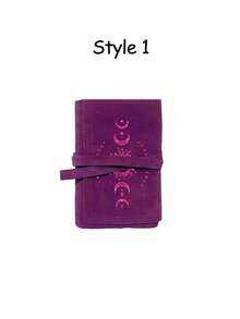 这款天鹅绒塔罗牌收纳袋，印有日月图案，采用蓝紫双色设计，抽绳封口，柔软的布料保护套，便携式卡包，适合存放塔罗牌和小物件。这款塔罗牌收纳袋可以保护卡片和物品，是馈赠亲朋好友的理想礼物，也适合生日、周年纪念日、圣诞节和复活节等场合。 - 彩色 - 查看 11