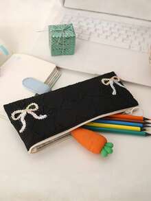 1 Estojo de Lápis com Laço: Com uma estética elevada, grande capacidade, funciona tanto como um estojo de papelaria fofo para meninas quanto como uma bolsa de armazenamento para estudantes. Com um design minimalista, porém adorável, é um item essencial para passeios e uma escolha ideal para senhoras conscientes de estilo. - Multicolorido - Visão 5