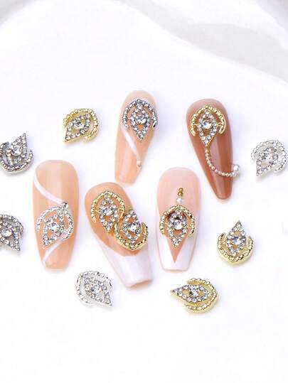 10 زخرفات أظافر بسيطة وجميلة بتصميم عين الشيطان، ملصقات أظافر رقيقة وصغيرة تمزج الأناقة والشخصية بشكل مثالي. كل زخرفة أظافر مصنوعة من مواد عالية الجودة، وتقدم ملمسًا رقيقًا وناعمًا مع لمعان مبهر. هذه الزخرفات مناسبة ليس فقط للمكياج اليومي ولكن يمكن أن تضيف لمسة من الغموض للمناسبات الخاصة.