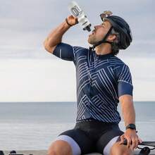 1 szt., 750 ml/25,36 uncji, ustnik z zaworem szczelnym, przenośny, prosty do wyciskania napojów, lekki, plastik PP5, butelka na wodę do jazdy na rowerze, minimalistyczny styl sportowy, czarno-biały/przezroczysty, trójkolorowy, opływowy, rowkowany korpus butelki, uszczelniona blokada wody, odporność na upadki i ciśnienie