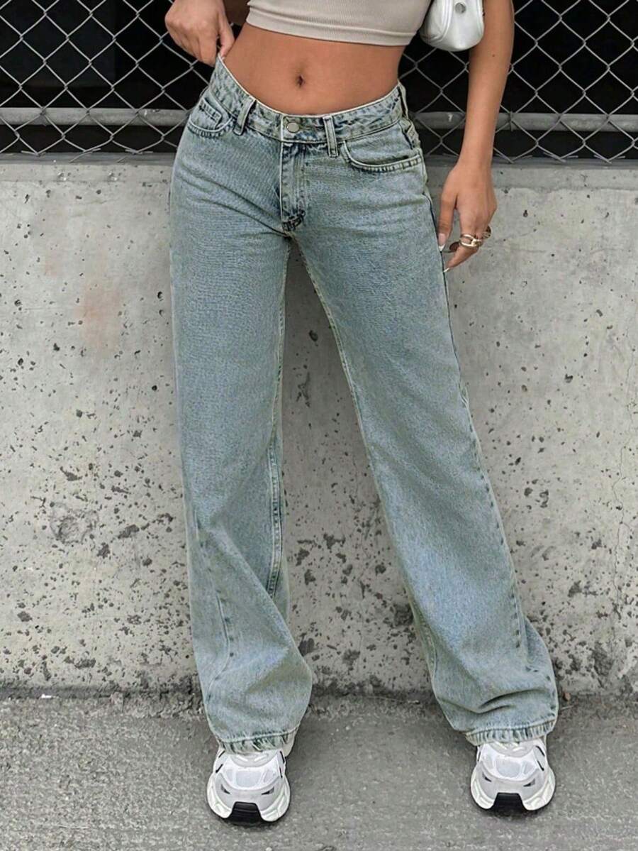 Jeans dritti classici e vintage lavati per donna