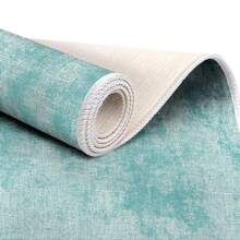 HECHO EN TURQUÍA. Alfombra turca de seda con estampado digital antideslizante – 2092M, suave al tacto, lavable y con reverso de fieltro antideslizante. Moderna alfombra decorativa, ideal para salón, dormitorio, baño, pasillo o entrada. Disponible en 7 tamaños (80 x 120, 80 x 150, 120 x 180, 160 x 230, 180 x 280, 80 x 200, 80 x 300 cm). Secado rápido, muy absorbente, diseño suave y cómodo. Apta para uso en interiores y exteriores.