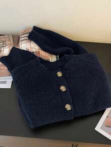 大码女士休闲纯色开衫，圆领单排扣插肩袖毛衣，适合新年、情人节等节日穿着，优雅女士黑色上衣