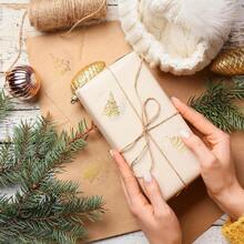 ملصقات ذهبية، لاصقة ذاتية، لفة ملصقات عيد الميلاد - ختم ذهبي، أحجام وأنماط متنوعة، ديكورية للأماكن والجدران والخزائن والخزانات والطاولات والكتب والأكواب والحقائب، تتضمن 6 تصاميم (شجرة عيد الميلاد والنجوم والتحيات)، مناسبة لتغليف الهدايا والبطاقات والمظاريف وديكور عيد الميلاد DIY، ملصقات معدنية ذاتية اللصق عالية الجودة، ملصقات ديكورية لسانتا كلوز