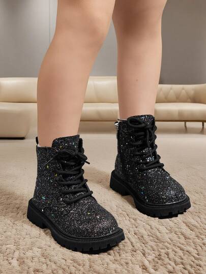 1 par flickstövlar med glänsande svarta hjärtformade glittermönster, dragkedja i sidan, rund tå, tjock sula, söta modestövlar, mjuka och bekväma, lämpliga för pojkar och flickor i åldern 2–15 år, grundskoleelever och mellanstadieelever, inomhus- och utomhusbruk, mångsidiga för alla årstider och tillfällen