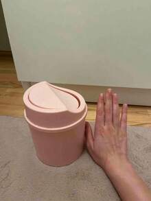 1 thùng rác mini có nắp, thùng rác để bàn nhỏ, giỏ đựng rác bằng nhựa, thiết kế nắp xoay giúp ngăn mùi hôi, dùng để đựng vỏ trái cây và giấy vụn giúp bàn làm việc gọn gàng, thích hợp cho phòng tắm, bàn làm việc tại nhà, bàn cà phê, văn phòng, phòng khách, phòng học, vật dụng cần thiết cho mùa tựu trường. - Nhiều màu - Xem 10