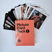 Jogos de Natal Cartas Contra: Pacote de Nostalgia dos Anos 90, Pacote de Orgulho, Pacote Universitário, Pacote de Catástrofe Climática, Pacote do Pai, Pacote de Cartões de Imagem 1,2,3, Pacote de Ficção Científica, Pacote de Guerras Culturais, Pacote da World Wide Web, Pacote Geek, Pacote Assustador, Pacote de Fantasia • Mini Expansão Jogos de Festa de Natal Criativa Cartas