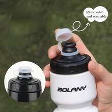 1 szt., 750 ml/25,36 uncji, ustnik z zaworem szczelnym, przenośny, prosty do wyciskania napojów, lekki, plastik PP5, butelka na wodę do jazdy na rowerze, minimalistyczny styl sportowy, czarno-biały/przezroczysty, trójkolorowy, opływowy, rowkowany korpus butelki, uszczelniona blokada wody, odporność na upadki i ciśnienie